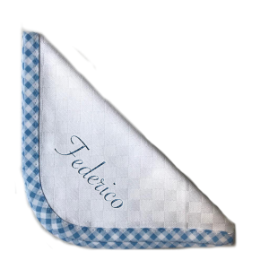 Tovagliolo azzurro con nome ricamato