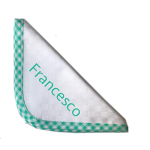 Tovagliolo verde con nome ricamato