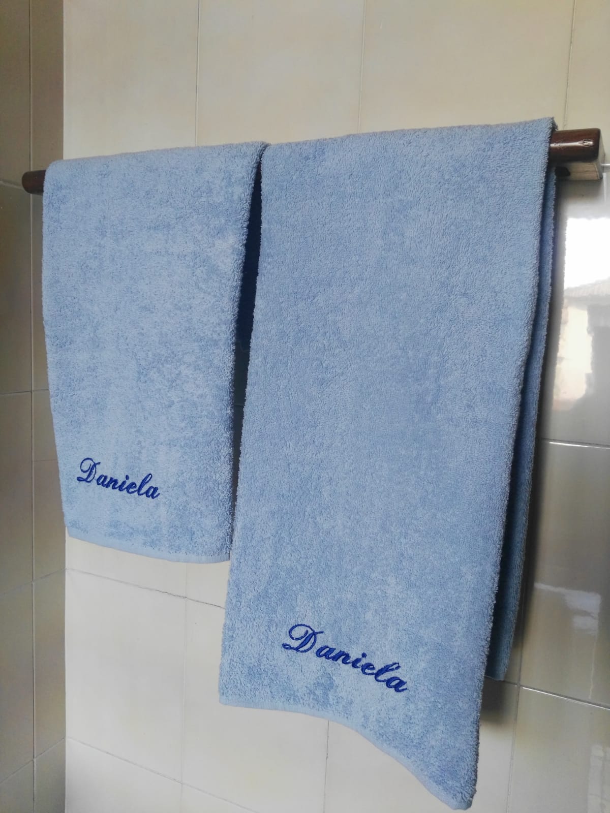 Parure bagno composta da un set personalizzato con nome ricamato